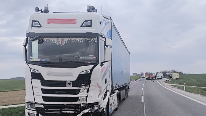 Tragická nehoda na kopaniciach. Zrážku s kamiónom neprežil vodič osobného auta (†72)