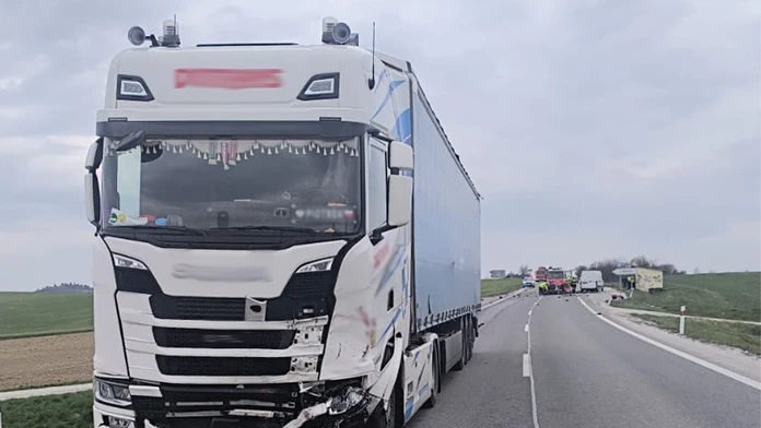 Tragická nehoda na kopaniciach. Zrážku s kamiónom neprežil vodič osobného auta (†72)