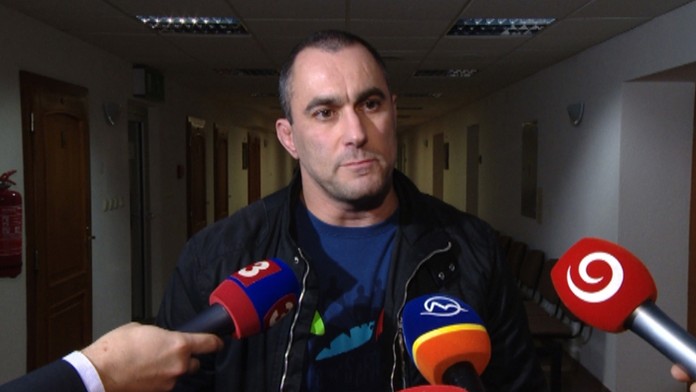 Ľuboš Tiefenbach s novinármi.