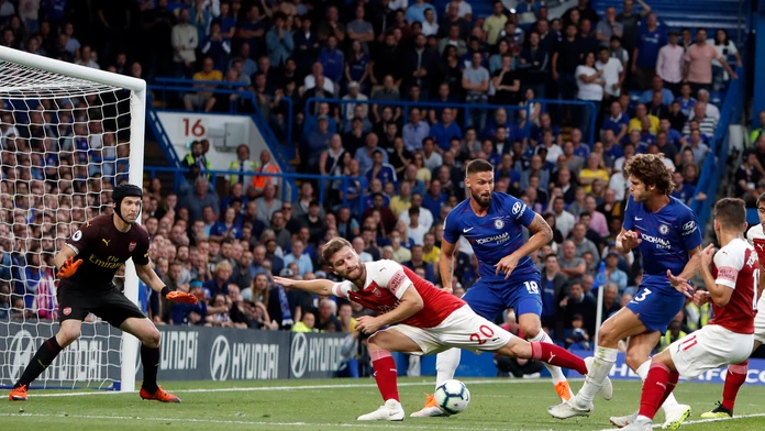 Marcos Alonso (Chelsea) strieľa víťazný gól v zápase proti Arsenalu.