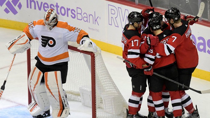 Hokejisti New Jersey Devils sa tešia po strelení gólu.