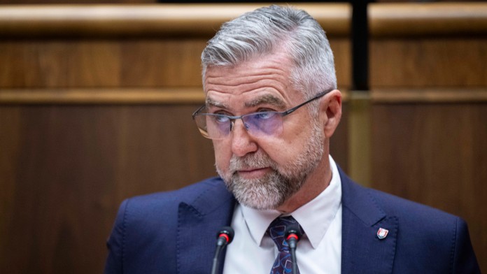 Na snímke podpredseda NR SR Tibor Gašpar (Smer-SD) prichádza na rokovanie schôdze NRSR k odvolávaniu vlády premiéra.