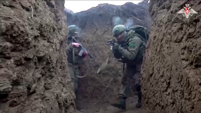 Na snímke ruskí vojaci, ktorí sa zúčastňujú bojového výcviku.