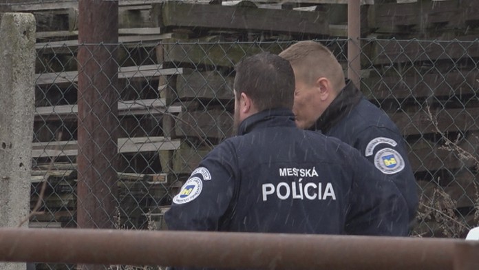 Muž povedal polícii niekoľko verzií, ako jeho družka zomrela. 