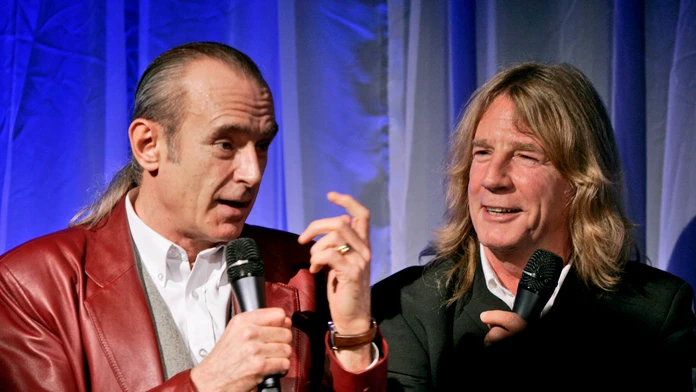 Členovia skupiny Status Quo Francis Rossi a Rick Parfitt (vpravo) na archívnej fotke z roku 2005. Kapela vtedy oslavovala 40 rok