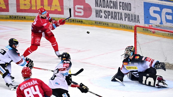 Na snímke hokejisti Třinca a Sparty Praha počas štvrťfinále play off českej extraligy.
