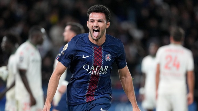 Paríž sa dlho trápil, vykúpenie prišlo až v nadstavenom čase. Olympique Marseille v tabuľkovej naháňačke nezaháľal