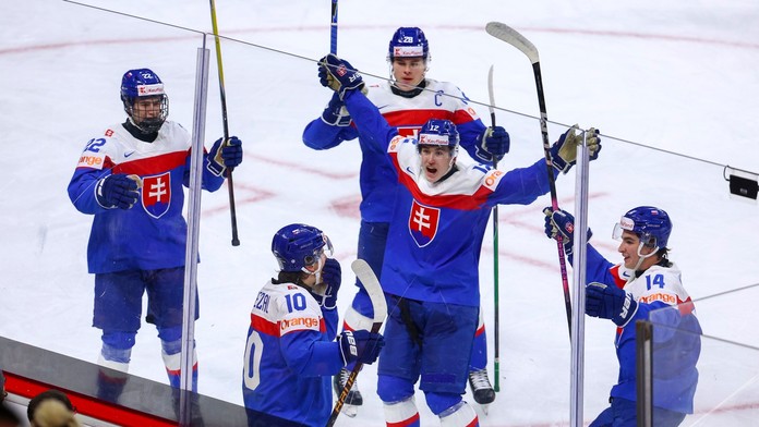 Slovenskí reprezentanti do 20 rokov oslavujú gól