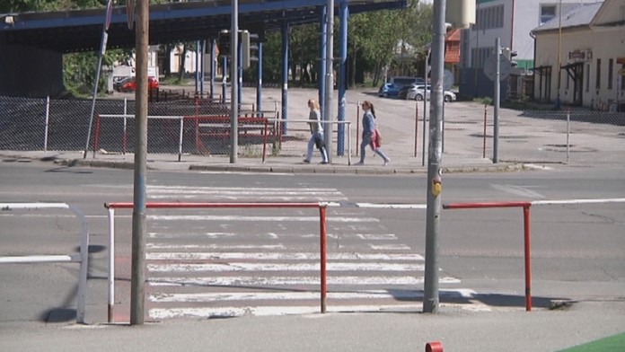 Zrušený priechod pre chodcov v Michalovciach.