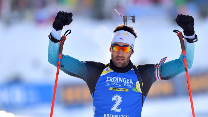 Biatlonista Martin Fourcade sa teší z triumfu v stíhačke v Hochfilzene.