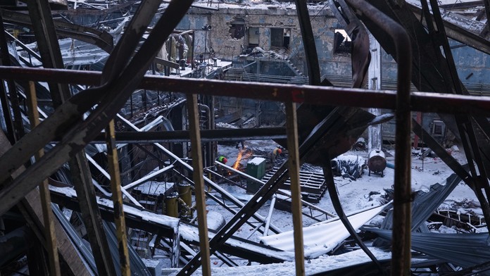 Pracovníci opravujú zničenú elektráreň energetickej spoločnosti DTEK po ruských raketových útokoch.