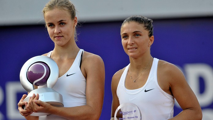 Anna Karolína Schmiedlová drží trofej po zisku druhého titulu na okruhu WTA po triumfe nad Sarou Erraniovou.