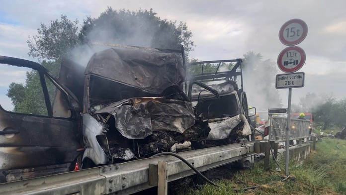 Na snímke zničené dodávky po nehode pri Kolárove.