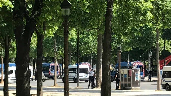Na mieste prebieha policajná operácia.