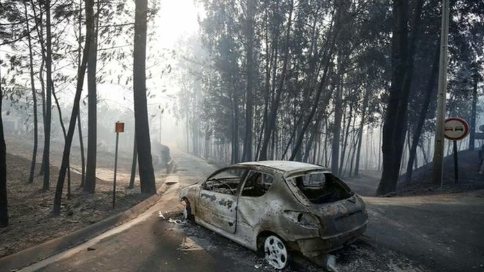 Aj toto auto zostalo uväznené v horiacom pekle v Portugalsku