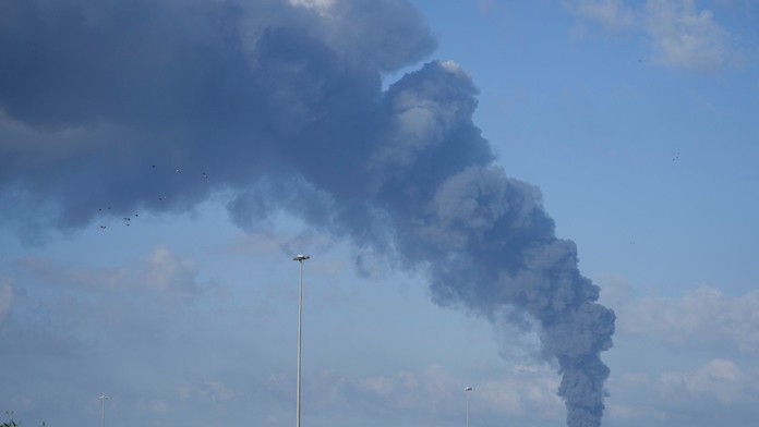 Stĺp dymu stúpa z juhu Izraela.