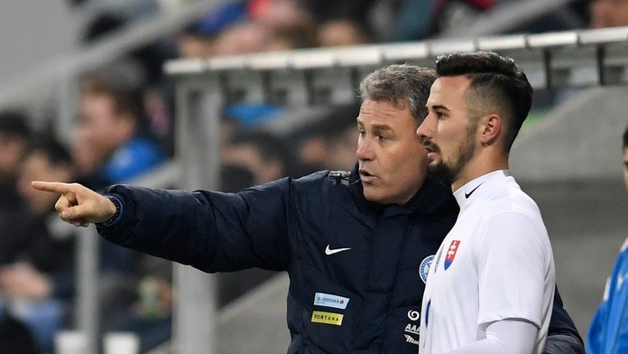 Tréner Pavel Hapal s hráčom Tomášom Vestenickým  v prípravnom zápase hráčov do 21 rokov Česko - Slovensko.