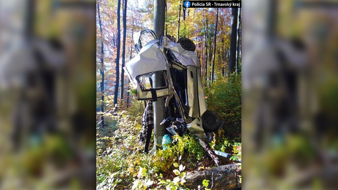 Záber havarovaného auta.