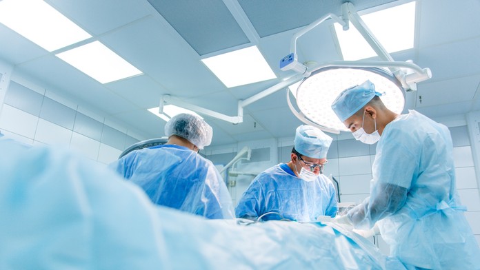 Medicínsky zázrak: Chlapcovi sa po zrážke s autom oddelila hlava od chrbtice. Lekári mu ju pripevnili naspäť