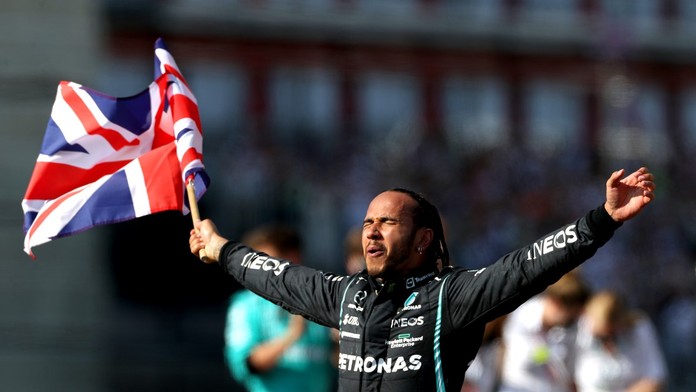 Prestupová bomba vybuchla. Mercedes potvrdil Hamiltonov prestup do Ferrari