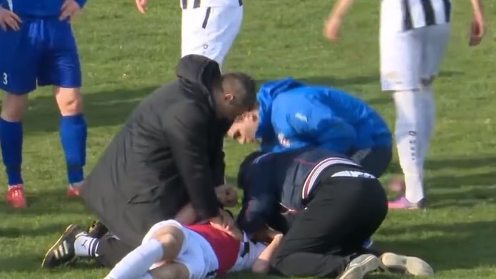 Chorvátsky futbalista Bruno Boban počas zápasu zrazu odpadol a už mu nebolo pomoci.