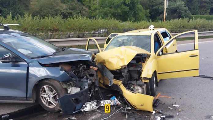 Na snímke zničené vozidlá po vážnej nehode na Sečovskej ceste v Košiciach.