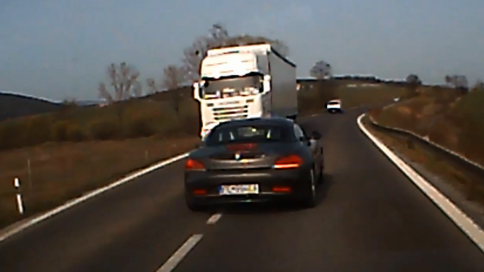 Auto sa tesne vyhlo kamiónu