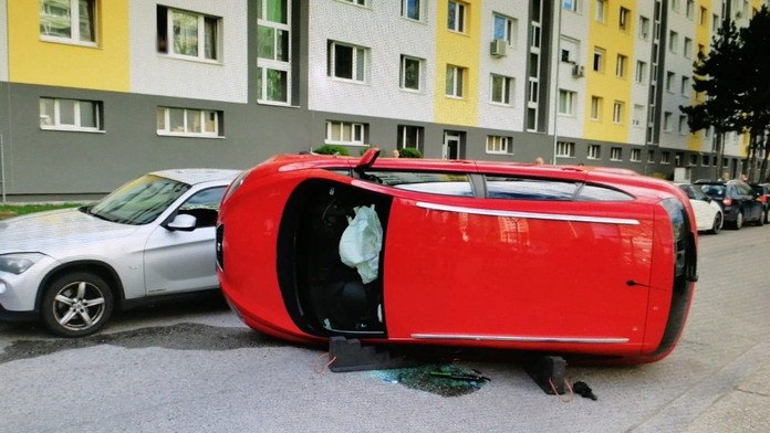 FOTO: Takto skončil poriadne opitý vodič v Bratislave. V aute viezol 9-ročnú dcéru