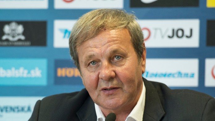 Tréner slovenskej futbalovej reprezentácie Ján Kozák počas tlačovej konferencie.