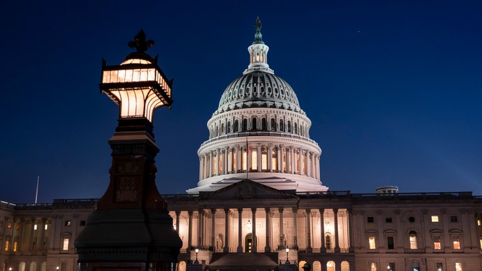 Vysvietená budova amerického Kapitolu.