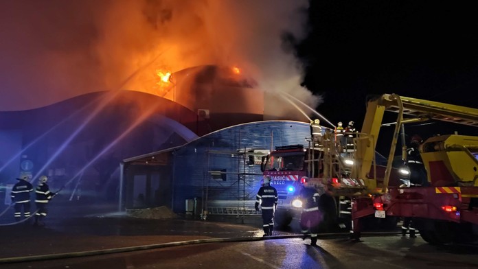 V obci Hlinné horela v noci reštaurácia, plamene preskočili aj na benzínovú pumpu