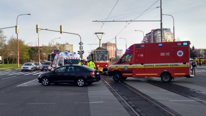 Zrážka električky s dôchodcom.