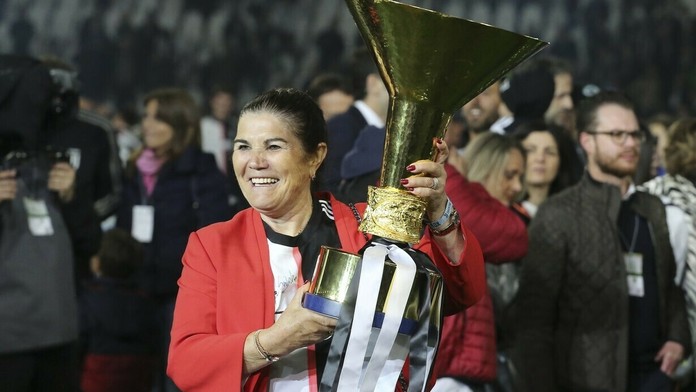 Plávajúca pemza vo vode (Ilustračná snímka).