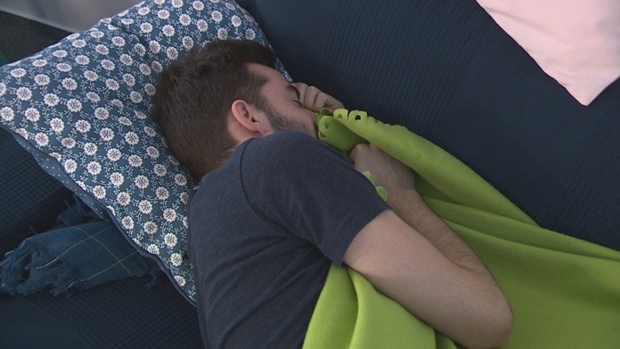 Dve takmer identické fotografie, ktoré zverejnila strana Hlas 