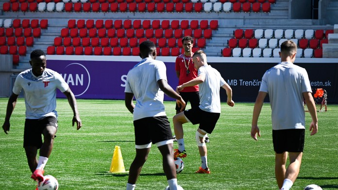 Uprostred nový tréner Trenčína Peter Hlinka sleduje hráčov na prvom tréningu počas štartu letnej prípravy.