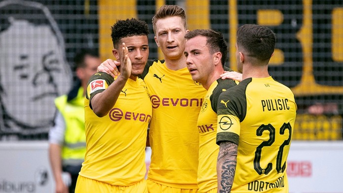 Zľava Jadon Sancho, Marco Reus, Mario Götze a Christian Pulisic z Dortmundu oslavujú gól na pôde Freiburgu.