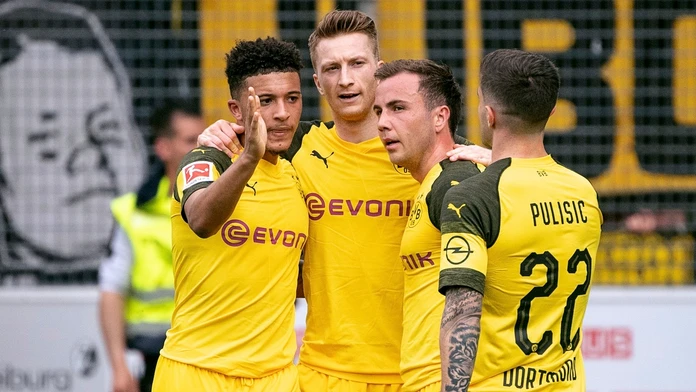 Zľava Jadon Sancho, Marco Reus, Mario Götze a Christian Pulisic z Dortmundu oslavujú gól na pôde Freiburgu.