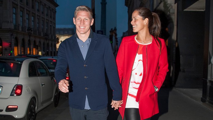 Ana Ivanovičová a Bastian Schweinsteiger na prechádzke Parížom.