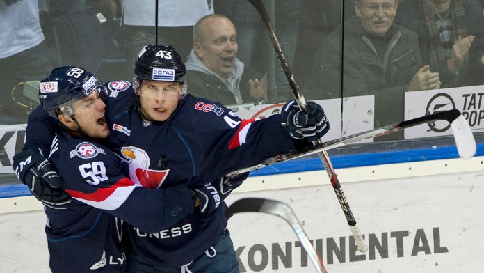 Na snímke gólová radosť hráčov Slovana, sprava Tomáš Surový a  Andrej Šťastný 