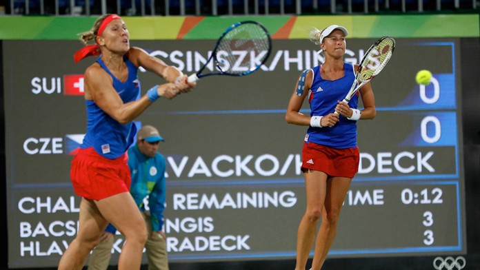 České tenistky na olymipáde v Riu - Lucie Hradecká (vľavo) a Andrea Hlavačková.