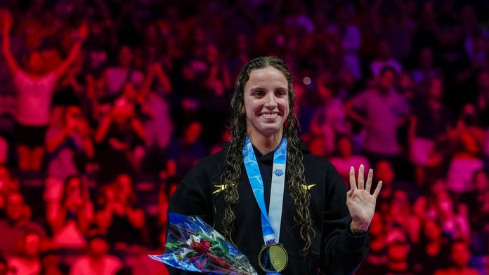 Na snímke americká plavkyňa Regan Smithová sa raduje po víťazstve vo finále na 100 metrov znak.