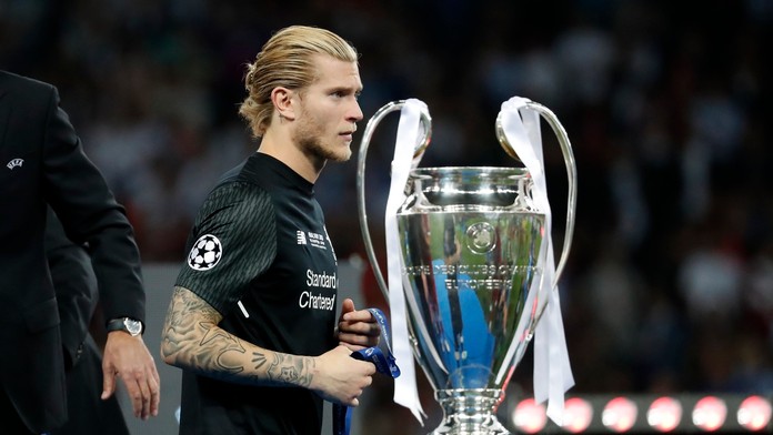 Brankár Liverpoolu Loris Karius kráča pri trofeji pre víťaza Ligy majstrov.