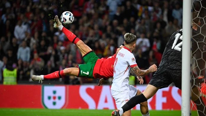 Cristiano Ronaldo strieľa nožnice ako 39-ročný