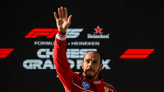 Lewis Hamilton oslavuje prvý úspech vo Ferrari. V Číne vylepšil traťový rekord Vettela