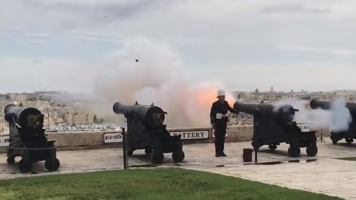 Holuba zostrelil ceremoniálny kanón.