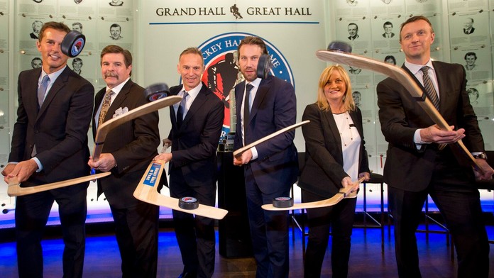 Noví členovia Siene slávy NHL zľava Američan Mike Modano, rozhodca Bill McCreary, Čech Dominik Hašek, Švéd Peter Forsberg, Lynn 