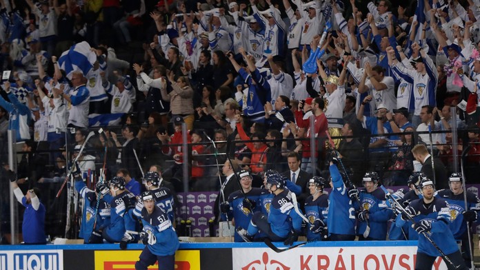 Fínski hokejisti sa tešia z gólu v sieti Nórska v zápase MS 2017.