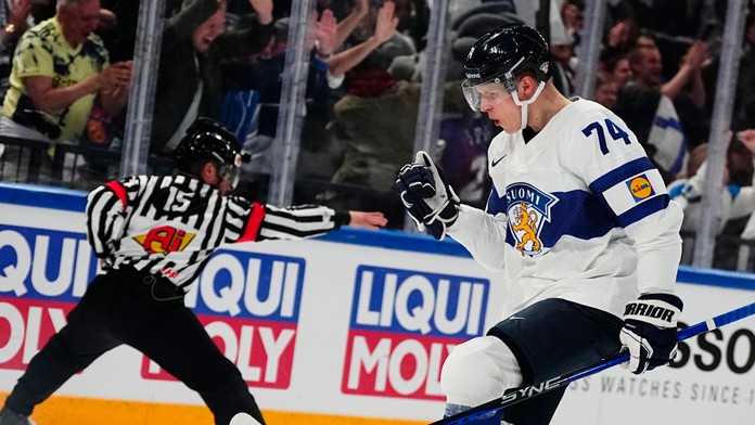 Fínsky hráč Antti Suomela oslavuje po tom, ako strelil druhý gól proti Rakúsku.