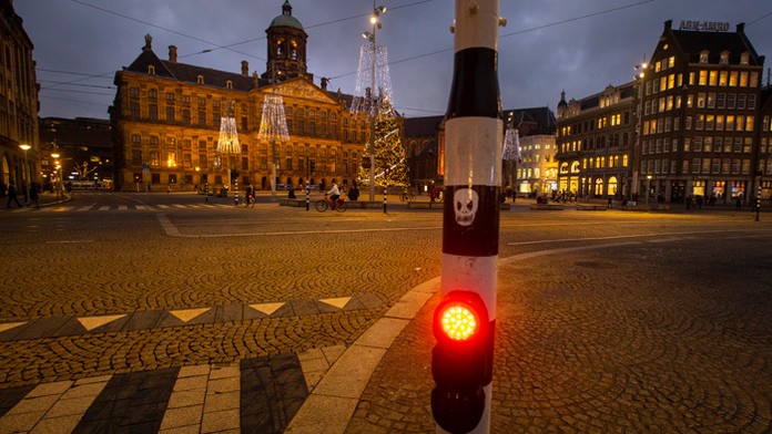 Vlado má nádej, že pobsah truhlice pokryje jeho dlhy.