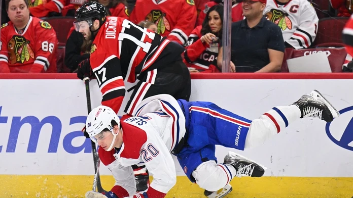 Slafkovský nedohral po tvrdom hite, Montreal uspel v Chicagu po nájazdoch
